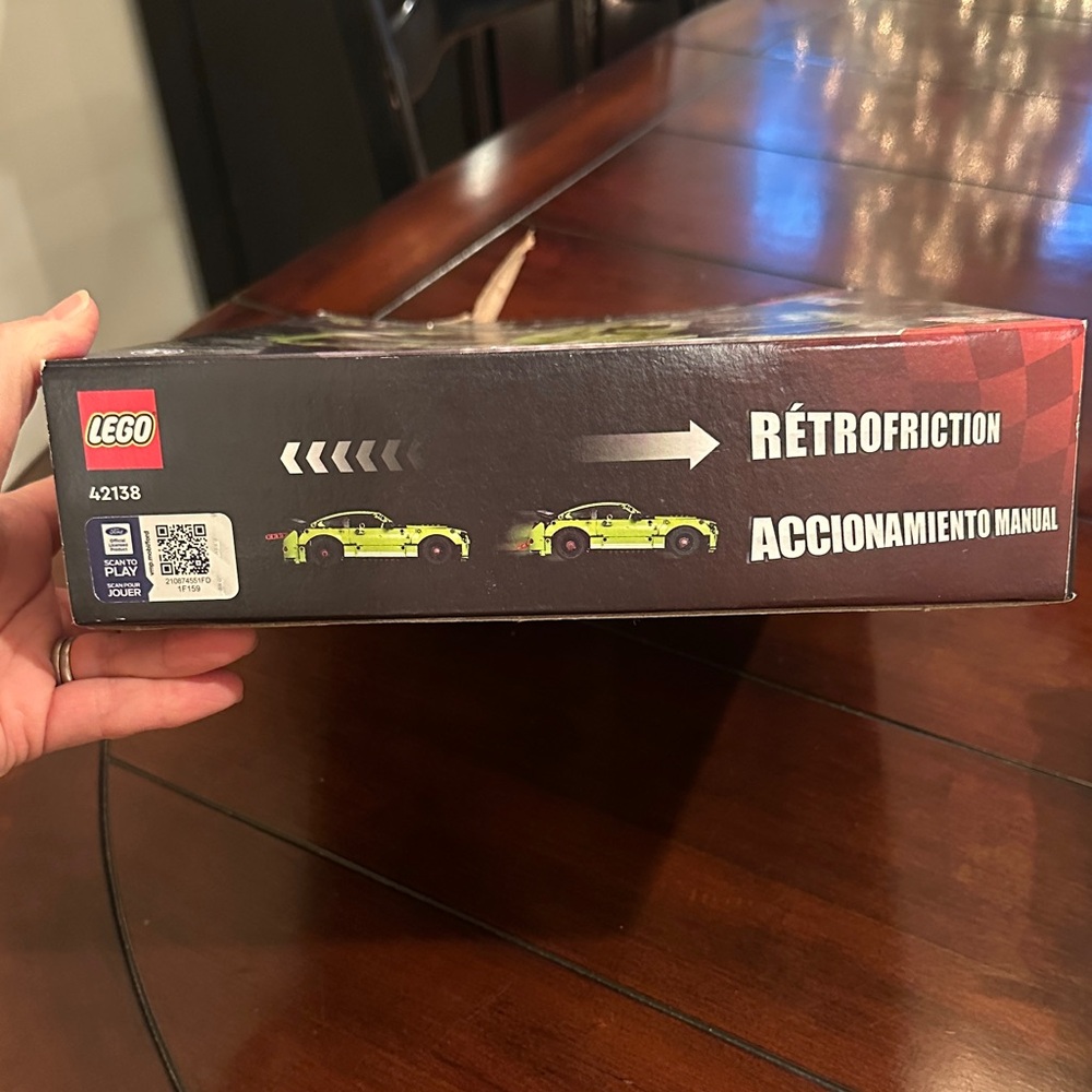 LEGO Technic Ford Mustang Shelby GT500 Set # 42138 - Picture 10 of 14